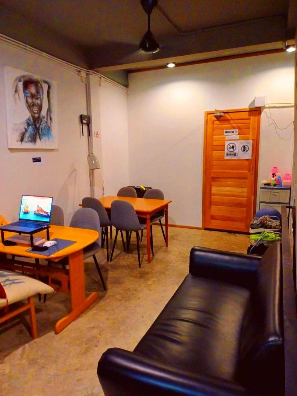 Amsterdamned Hostel Bangkok Exterior photo
